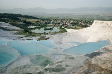 Pamukkale 'deki doğal travertin havuzları ve terasları. Türkiye 'nin güneybatısındaki pamuk kale. Yüksek kalite fotoğraf