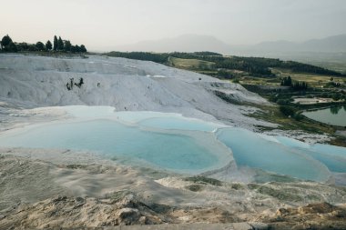 Pamukkale 'deki doğal travertin havuzları ve terasları. Türkiye 'nin güneybatısındaki pamuk kale. Yüksek kalite fotoğraf
