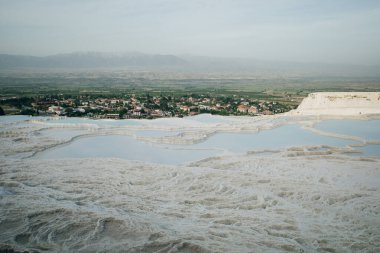 Pamukkale 'deki doğal travertin havuzları ve terasları. Türkiye 'nin güneybatısındaki pamuk kale. Yüksek kalite fotoğraf