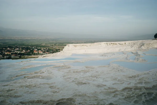 Pamukkale 'deki doğal travertin havuzları ve terasları. Türkiye 'nin güneybatısındaki pamuk kale. Yüksek kalite fotoğraf