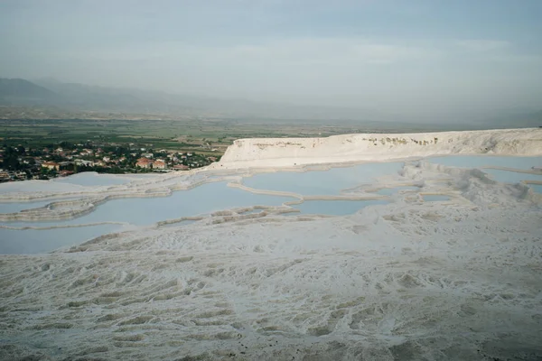 Pamukkale 'deki doğal travertin havuzları ve terasları. Türkiye 'nin güneybatısındaki pamuk kale. Yüksek kalite fotoğraf