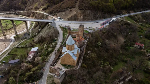 Deux Des Églises Médiévales Forteresse Ananuri Contre Eau Verte Émeraude — Photo