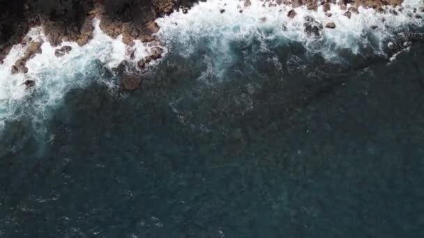 Aerea Delle Onde Oceaniche Che Riversano Una Roccia Basalto Nero — Video Stock