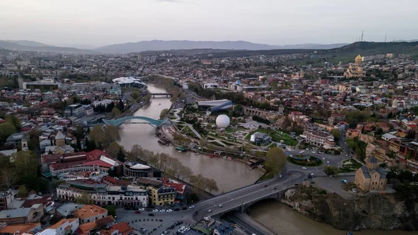 Aerial view of center of Tbilisi, bridge of peace over river Kura — Stock Photo, Image