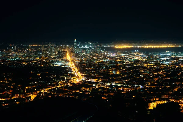 ダウンタウンを見るカリフォルニア州の夜にサンフランシスコのスカイライン都市 高品質の写真 — ストック写真