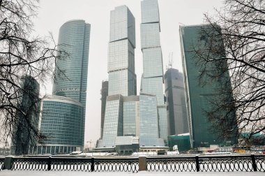 MOSCOW - 2020 AĞUSTOS Moskova-Şehir gökdelenlerinin alçak açılı görüntüsü, Rusya. Yüksek kalite fotoğraf