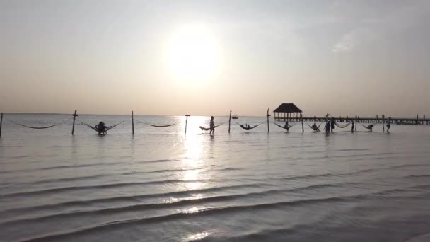 Praia pôr do sol na ilha Holbox no mar caribenho do México — Vídeo de Stock