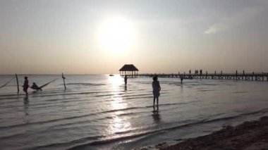  Karayip Denizi 'ndeki Holbox Adası' nda sahil gün batımı