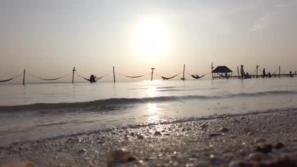 Praia pôr do sol na ilha Holbox no mar caribenho do México — Vídeo de Stock