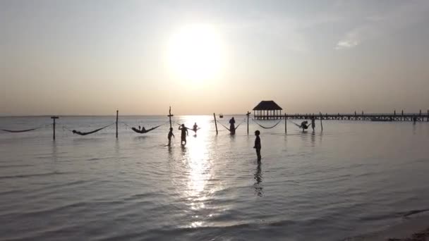 Praia pôr do sol na ilha Holbox no mar caribenho do México — Vídeo de Stock