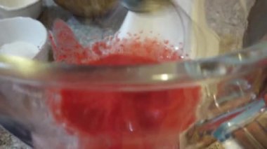 Hamur yoğuruyorum. Lezzetli bir ikram ya da tatlı yapma süreci.