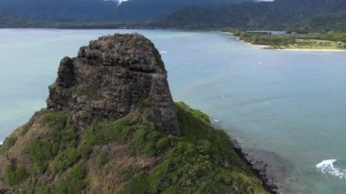 Oahu, Hawaii - Aralık, 2020. Çinlilerin Şapkası Olarak Mokolii Adasının Havadan Görünümü