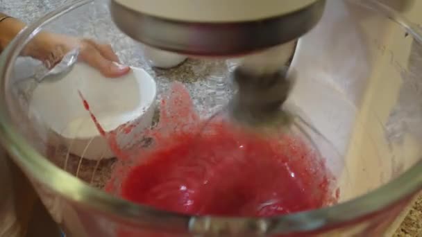 Knäböjer degen. Processen för att göra en läcker godis eller dessert. — Stockvideo