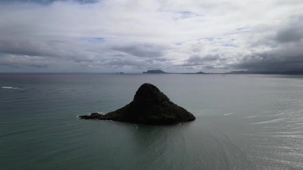 Oahu, Hawaii - dec, 2020. Aerial view of Mokolii Islet as Chinamans Hat — Stock Video