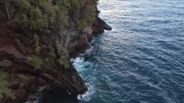 Εναέρια άποψη της Κόκκινης Άμμου Παραλία, Kaihalulu Beach, στο Maui Χαβάη. — Αρχείο Βίντεο