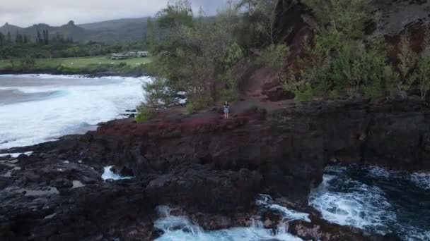 Luchtfoto van Red Sand Beach, Kaihalulu Beach, in Maui Hawaii. — Stockvideo