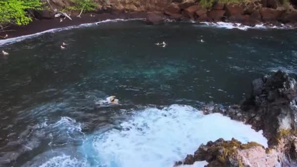 Vista aérea de la playa de arena roja, playa de Kaihalulu, en Maui Hawaii. — Vídeos de Stock