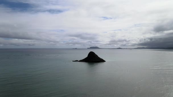 Oahu, Hawaii - dec, 2020. Aerial view of Mokolii Islet as Chinamans Hat — Stock Video