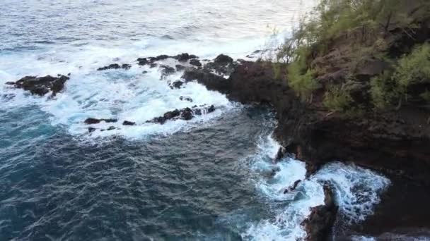 Letecký pohled na pláž Red Sand Beach, pláž Kaihalulu, na Maui Hawaii. — Stock video