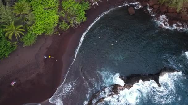 Vista aérea de la playa de arena roja, playa de Kaihalulu, en Maui Hawaii. — Vídeos de Stock