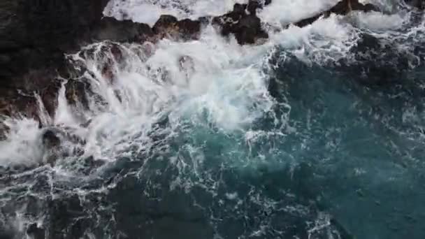 Letecký pohled na pláž Red Sand Beach, pláž Kaihalulu, na Maui Hawaii. — Stock video