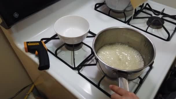Jarabe de azúcar hirviendo y agar agar en una cacerola de teflón para cocinar malvavisco — Vídeos de Stock