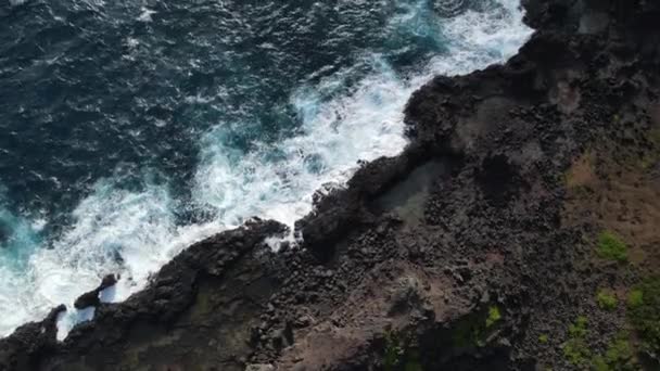 Letecký pohled na pláž Red Sand Beach, pláž Kaihalulu, na Maui Hawaii. — Stock video