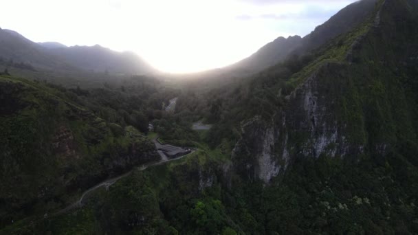 Letecký pohled na vyhlídku Scenic Nuuanu Pali. Havajský ráj. Krása výstřel. — Stock video