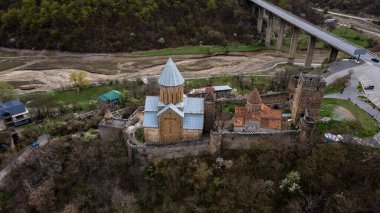 Ananuri Kalesi 'ndeki Ortaçağ Kilisesi' nin ikisi Gürcistan 'daki Jinvali Barajı' nın Yeşil Suyuna Karşı. Yüksek kalite fotoğraf