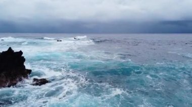 Hawaii 'deki Büyük Ada' daki Laupahoehoe Noktasında Okyanus Dalgaları.