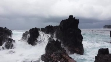 Hawaii 'deki Büyük Ada' daki Laupahoehoe Noktasında Okyanus Dalgaları.