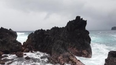 Hawaii 'deki Büyük Ada' daki Laupahoehoe Noktasında Okyanus Dalgaları.