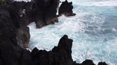 Hawaii 'deki Büyük Ada' daki Laupahoehoe Noktasında Okyanus Dalgaları.