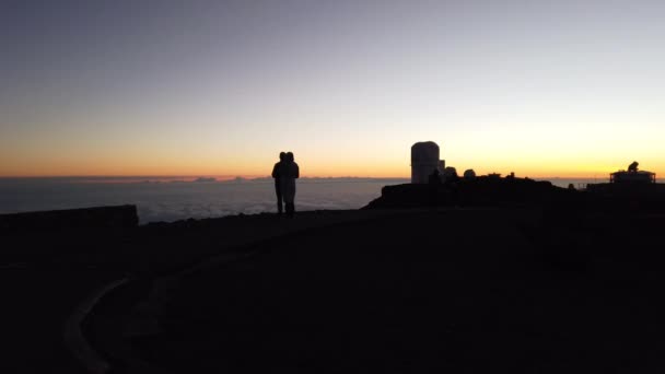 Uitzicht vanaf de top van de vulkaan haleakala op het eiland maui in hawaii — Stockvideo