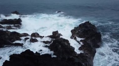 Hawaii 'deki Büyük Ada' daki Laupahoehoe Noktasında Okyanus Dalgaları.