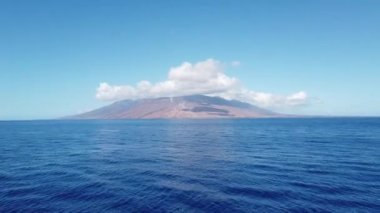 Hawaii 'deki Maui adasının havadan görünüşü. Okyanus üzerinde uçmak