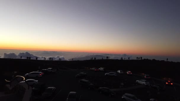 Uitzicht vanaf de top van de vulkaan haleakala op het eiland maui in hawaii — Stockvideo