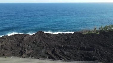 Hawaii kıyısında lav yolu.