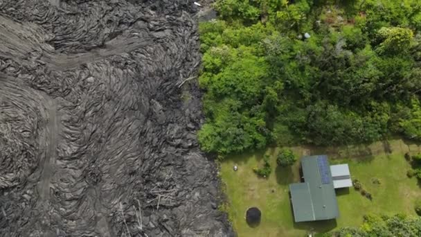 ハワイのキラウエア火山から氷結した溶岩が家の近くで. — ストック動画