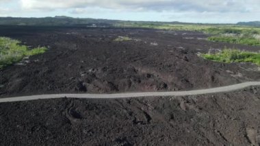 Hawaii kıyısında lav yolu.