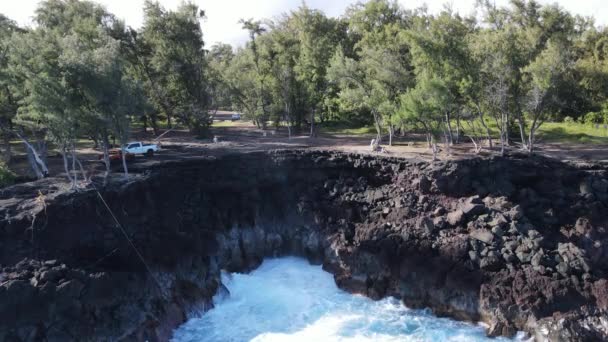 Nagy hullám zuhant láva sziklák MacKenzie állam szabadidős terület, PAHOA, HAWAII — Stock videók