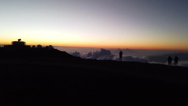 Uitzicht vanaf de top van de vulkaan haleakala op het eiland maui in hawaii — Stockvideo