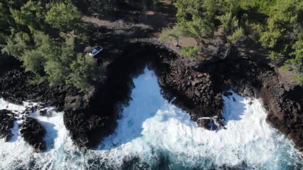 Nagy hullám zuhant láva sziklák MacKenzie állam szabadidős terület, PAHOA, HAWAII — Stock videók