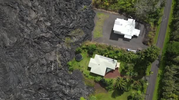 Lava congelada del volcán Kilauea en Hawai cerca de casa. — Vídeos de Stock