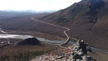 Denali Milli Parkı Savage Nehri Kanyonu Sonbaharda yol manzarası