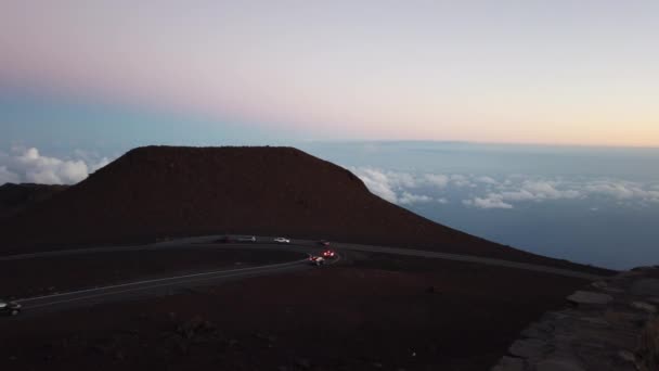 Uitzicht vanaf de top van de vulkaan haleakala op het eiland maui in hawaii — Stockvideo