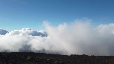 Bulutlar Maui Hawaii 'deki Haleakala' nın zirvesinden hareket ediyor.