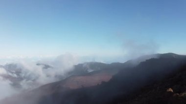 Bulutlar Maui Hawaii 'deki Haleakala' nın zirvesinden hareket ediyor.