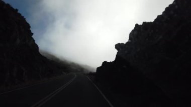 Bulutlar Maui Hawaii 'deki Haleakala' nın zirvesinden hareket ediyor.