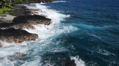 Hawaii 'deki lav kayalıklarına çarpan dalga.
